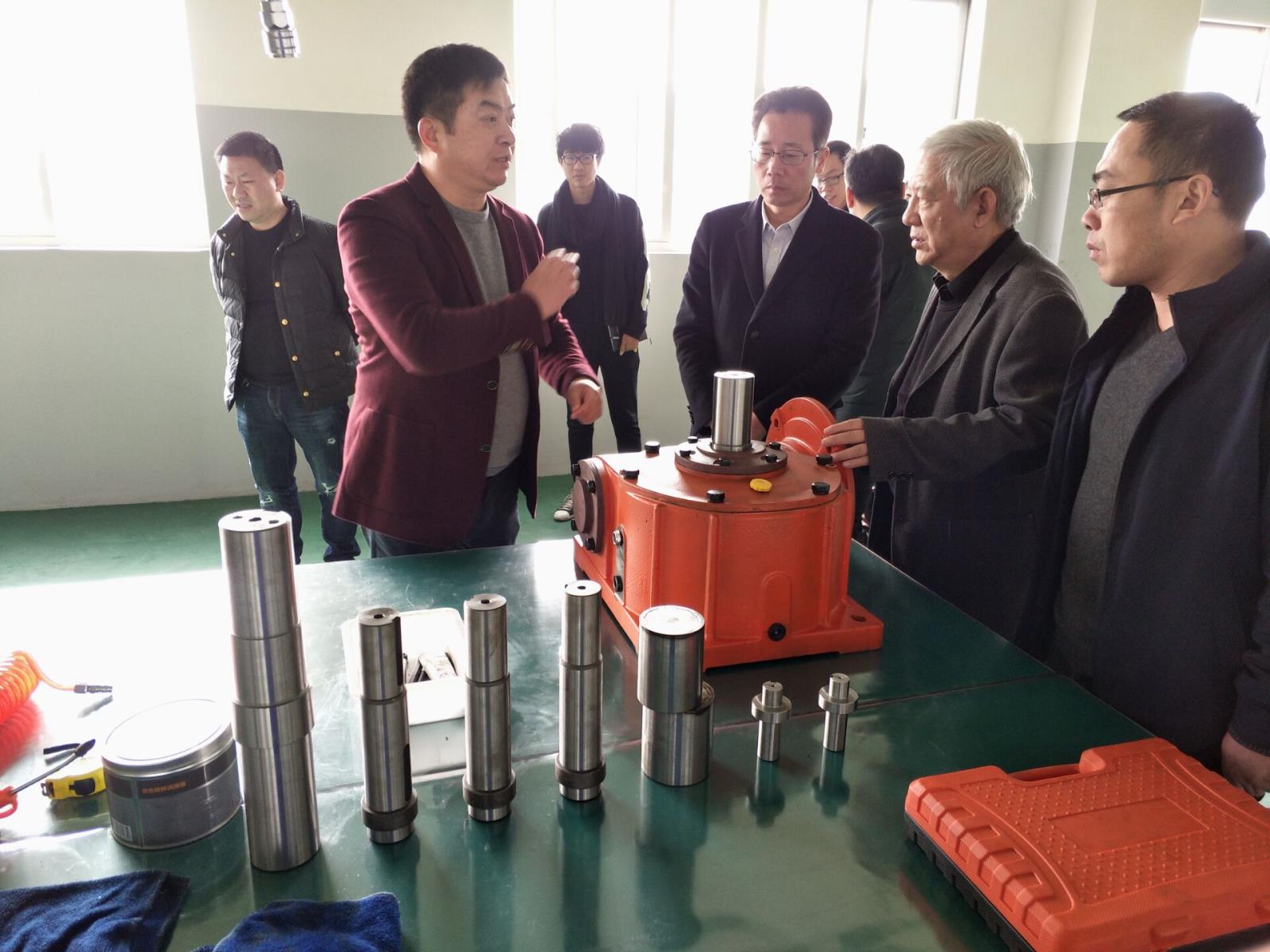 李正良總經(jīng)理向林建敏副市長介紹蝸桿減速機(jī)樣機(jī).jpg