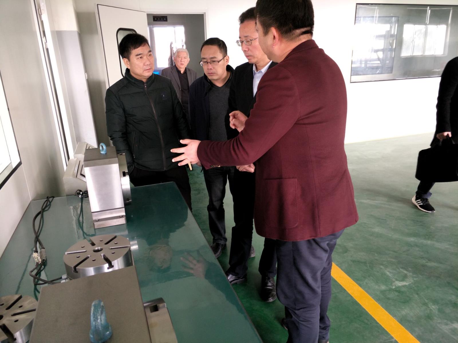 李正良總經(jīng)理向林建敏副市長介紹數(shù)控轉(zhuǎn)臺樣機(jī).jpg