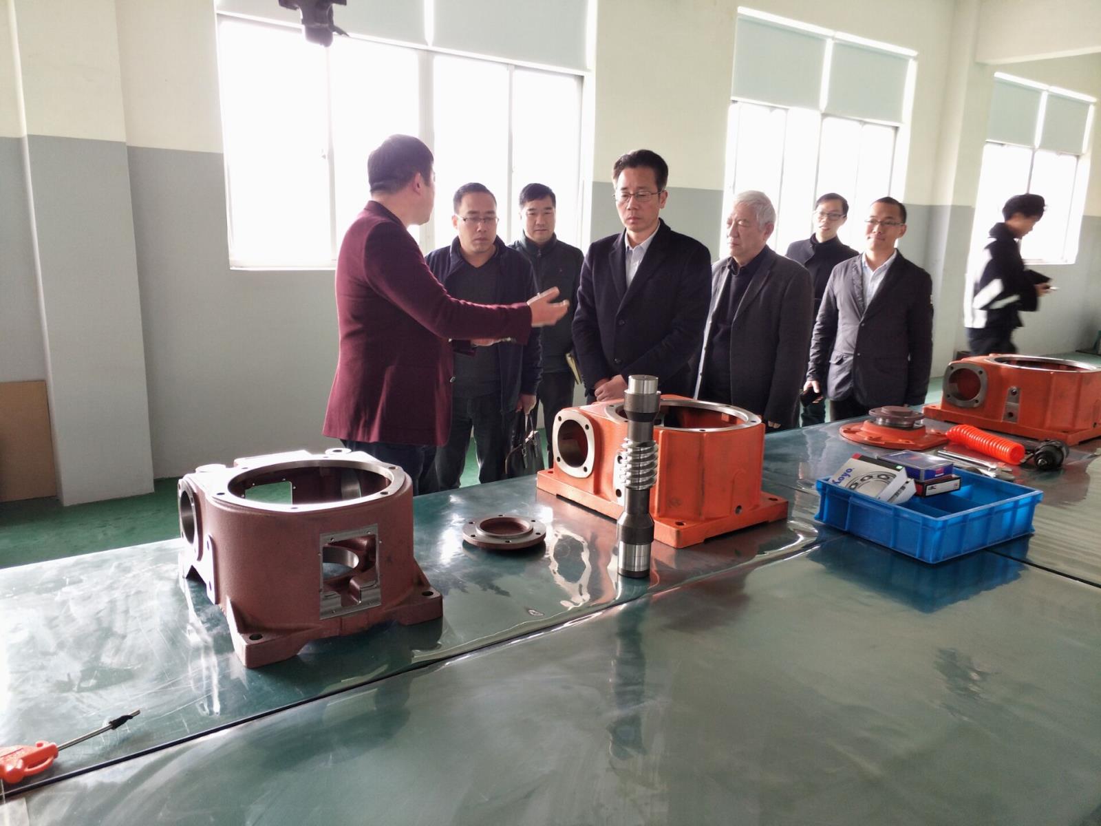 李正良總經(jīng)理陪同林建敏副市長參觀減速機(jī)生產(chǎn)線.jpg